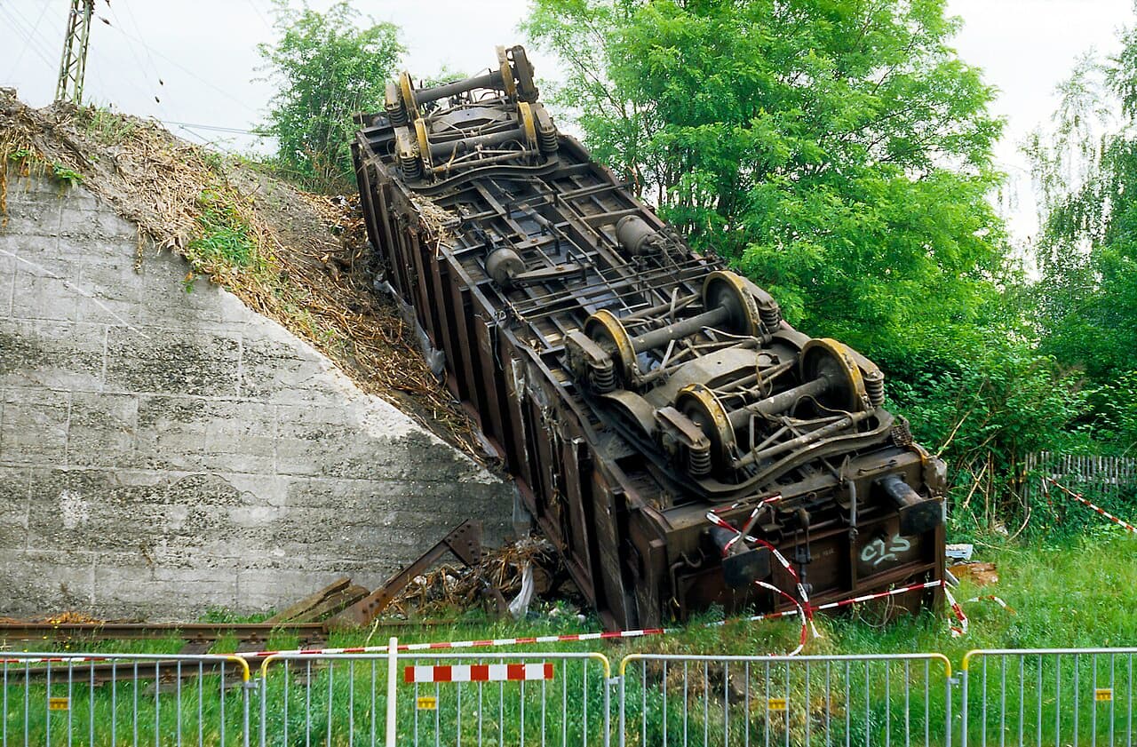 Anfang Juni 2005 in der Watzdorfstraße in Leipzig, über die Brücke führt die Strecke ELSt/6375 Engelsdorf–Connewitz…