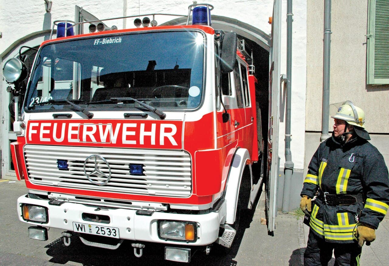 Ein Mercedes-Benz Typ 1222 Feuerwehrlöschfahrzeug der Freiwilligen Feuerwehr Wiesbaden-Biebrich.