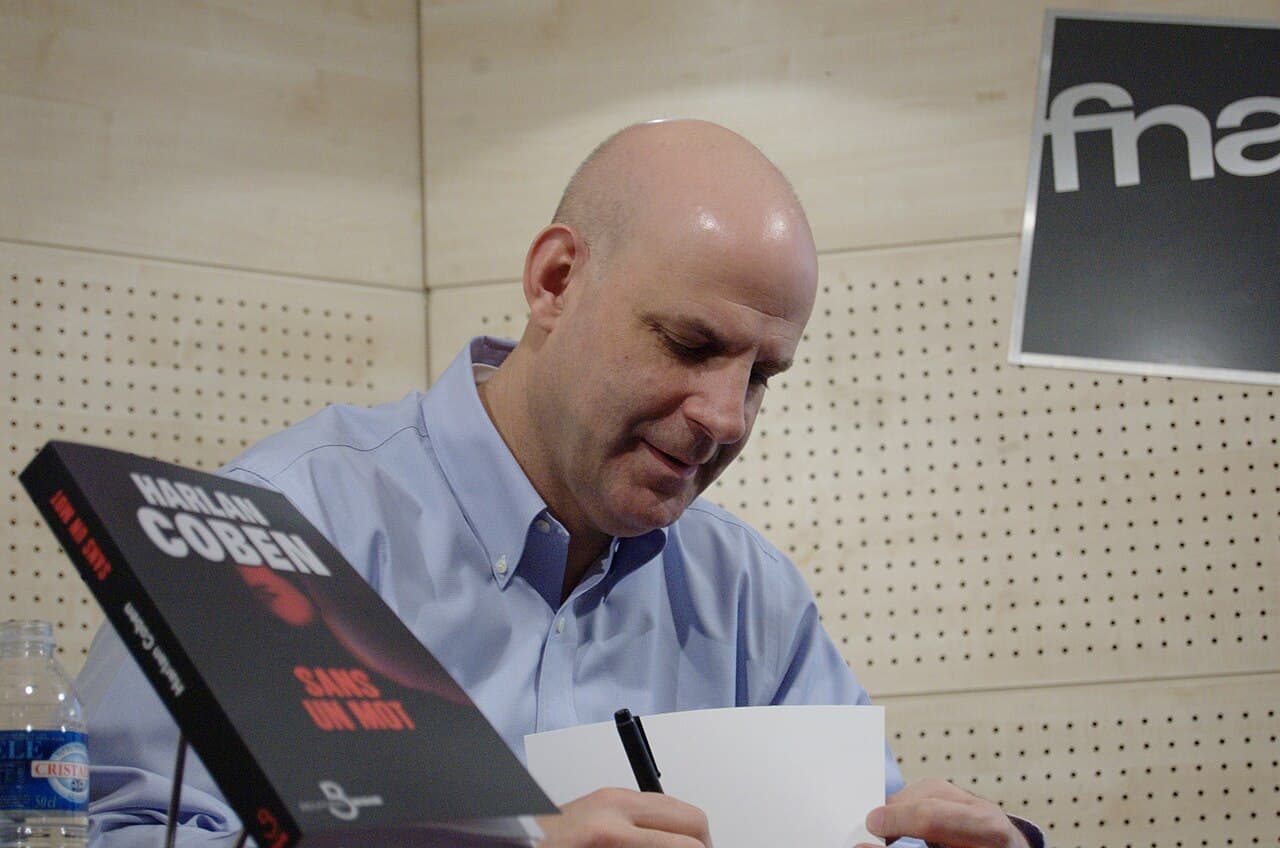 Harlan Coben lors d'une séance de dédicace à la Fnac St Lazare, Paris, France. 12 mars 2009.