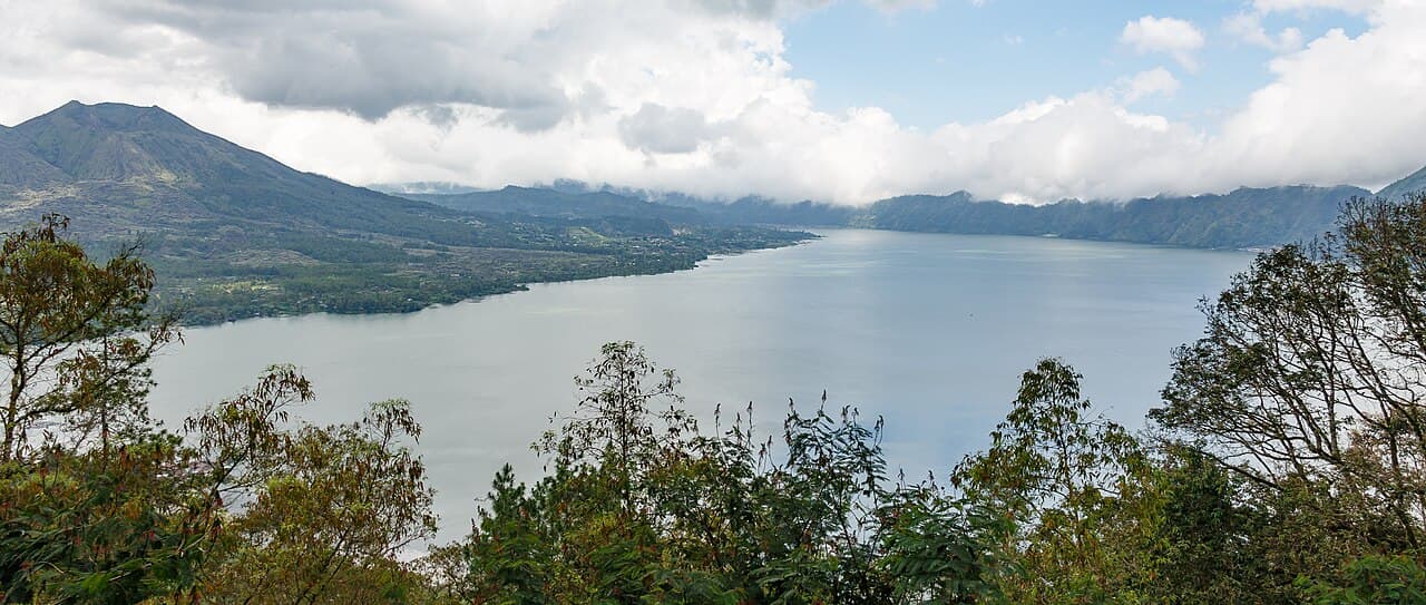 Bangly Regency, Bali, Indonesia: Lake Batur with the Gungung Batur volcano at the left side.