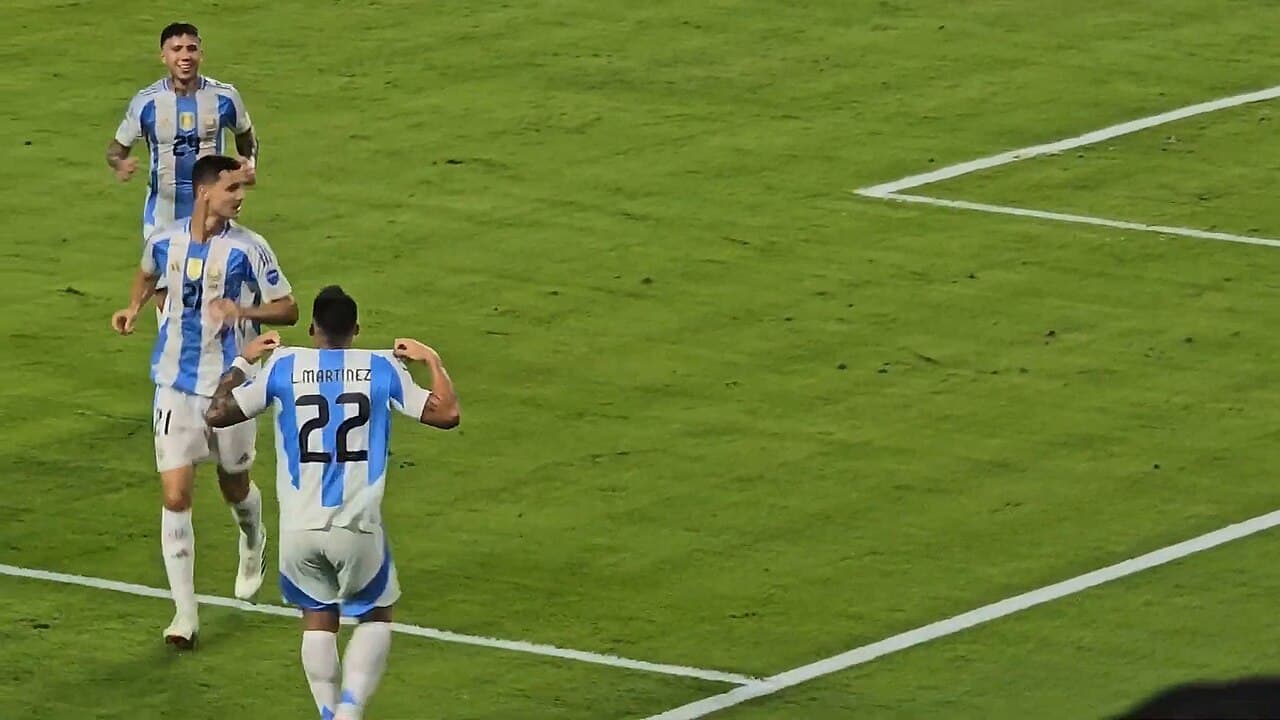 Lautaro Martínez celebra tras anotar el 2-0 en el partido Argentina vs. Perú por la Copa América 2024, mientras…