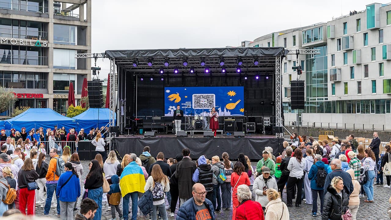 Ukraine-Tag Köln 2025. Veranstalter: Blau-Gelbes-Kreuz e.V.. Ort: vor dem Schokoladenmuseum im Rheinauhafen