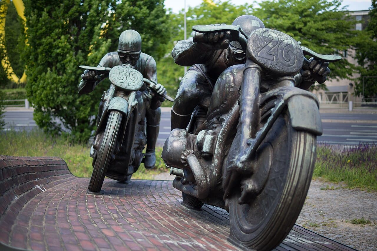sculpture "motorcycle racers" from Max Esser 1938/1939