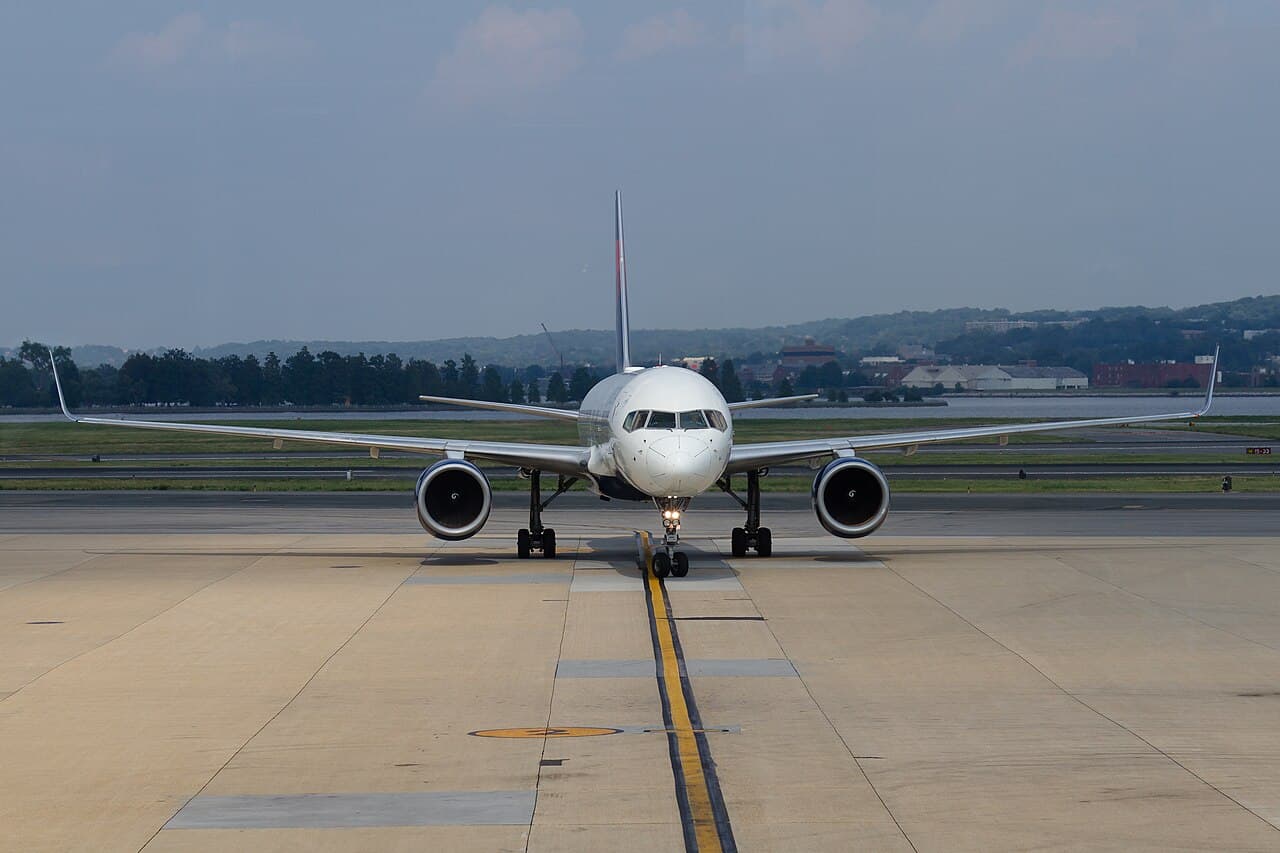 A Delta Airlines Boeing 757 (N649DL) at last turn during taxi in at Ronald Reagan Washington National Airport (DCA)