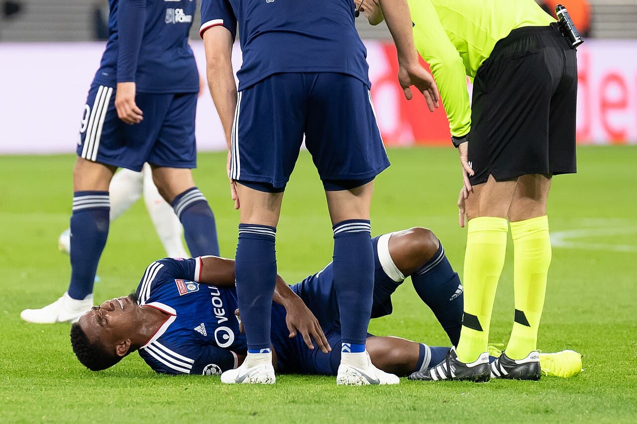 Fußball, Männer, UEFA Champions League, RB Leipzig - Olympique Lyonnais; Thiago Mendes (Olympique Lyonnais, 12) am Boden