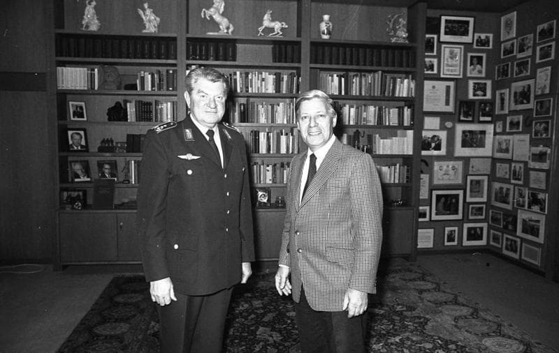 <div class='fn'> <b><span class='language de'>Bonn, Kanzler Schmidt mit Luftwaffeninspekteur</span></b> <abbr…