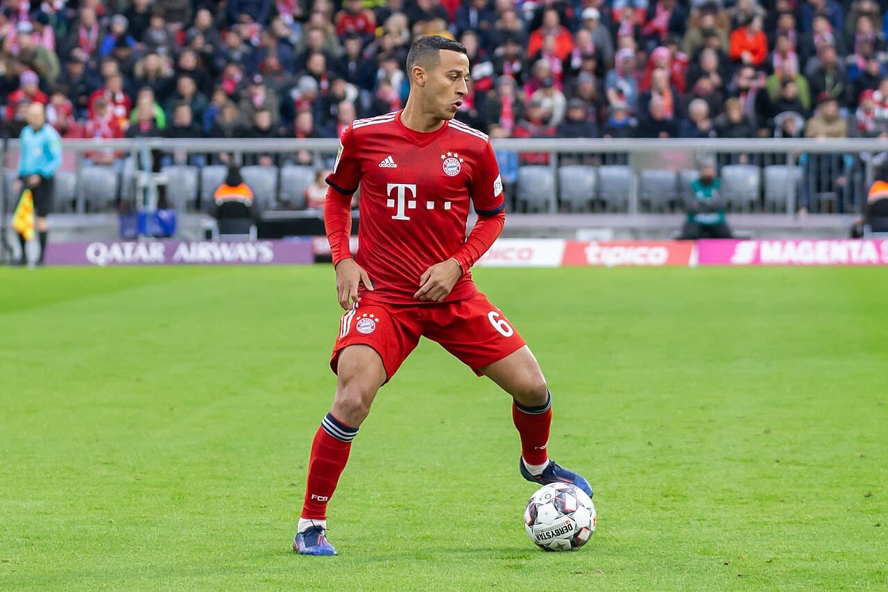 Fußball, Männer, 1. Bundesliga, FC Bayern München - VfL Wolfsburg: Thiago (FC Bayern München, 6); Freisteller,…