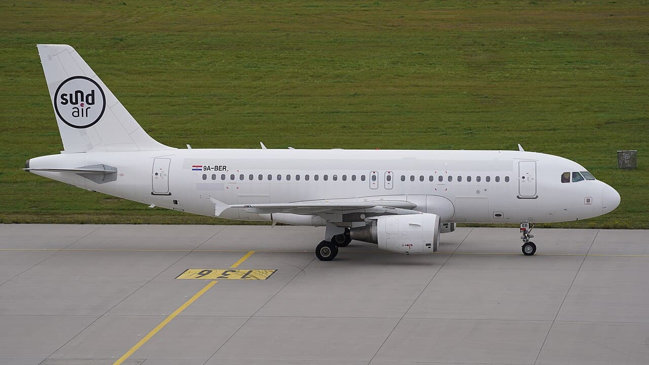 Der für Sundair betriebene Airbus A319-112 der Fluggesellschaft Fly Air41 Airways mit dem Kennzeichen 9A-BER nach…