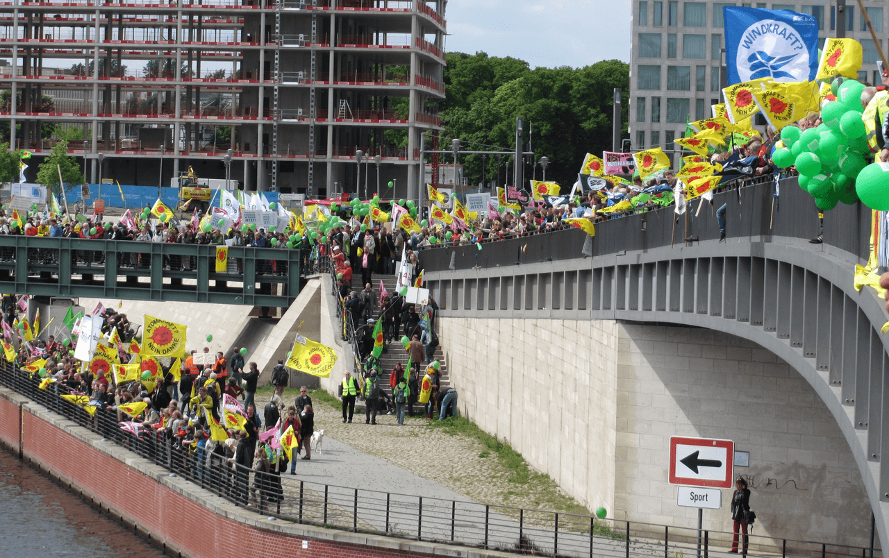 Energiewende-Demonstration: "Energiewende nicht kentern lassen!" - Berlin Hauptbahnhof - Regierungsviertel - am…