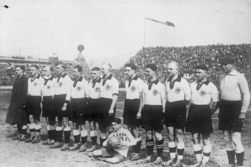 <div class='fn'> <b><span class='language de'>Mailand, Fussballspiel Italien-Deutschland</span></b> <abbr…