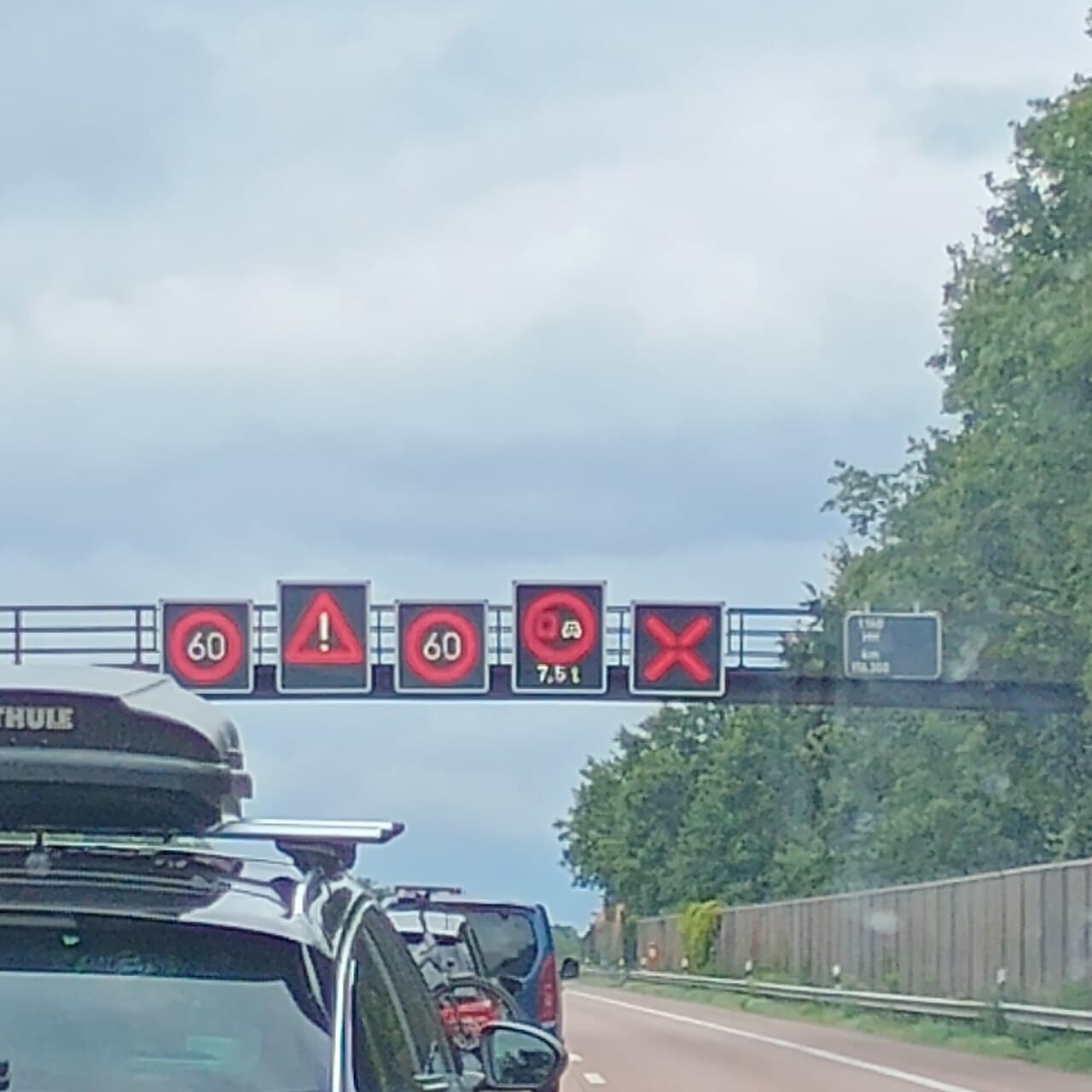 VBA A1 mit Sperrung des rechten Fahrstreifens.