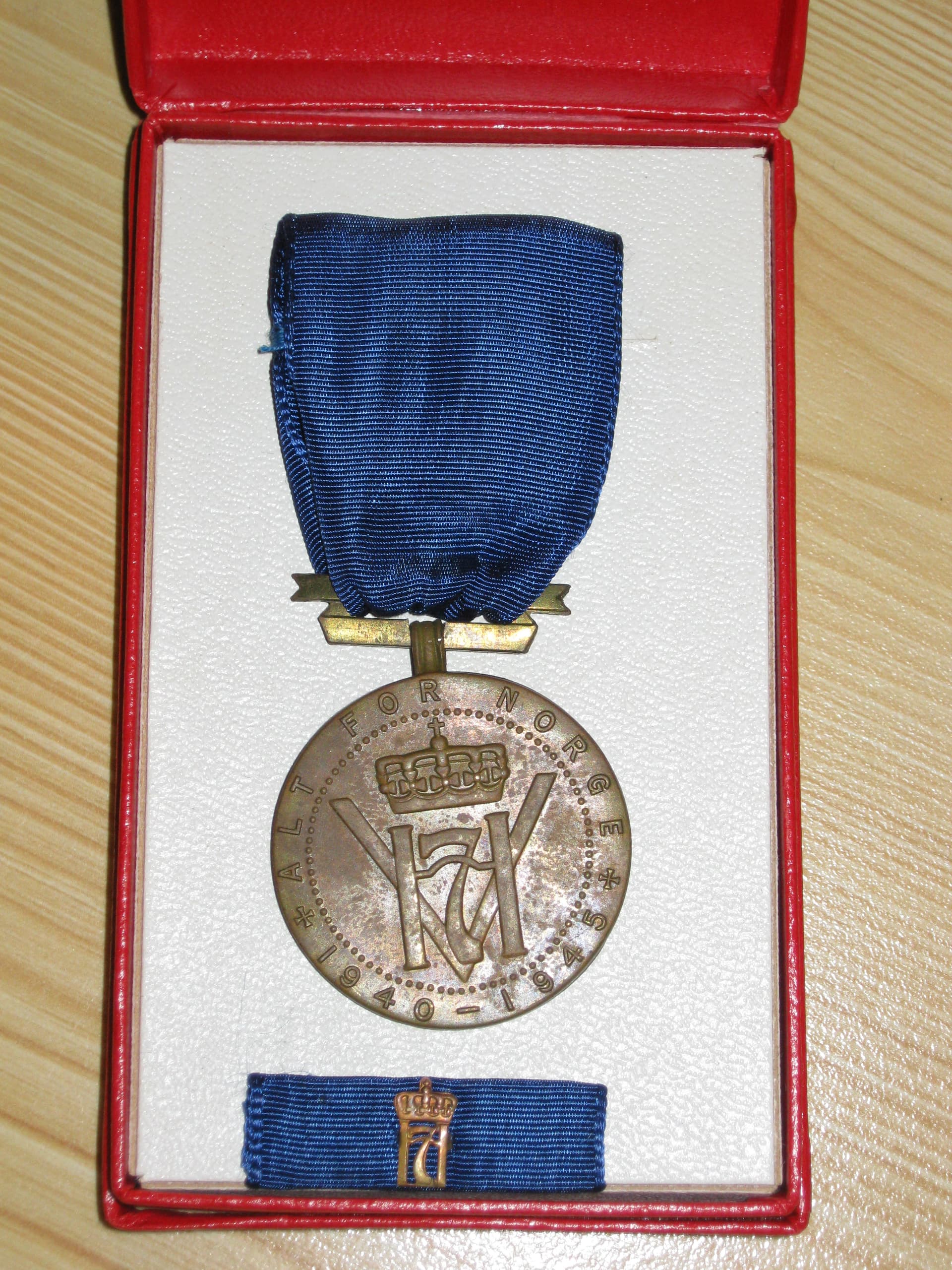 Kong Haakon VIII Frihetsmedalje i eske med båndstripe