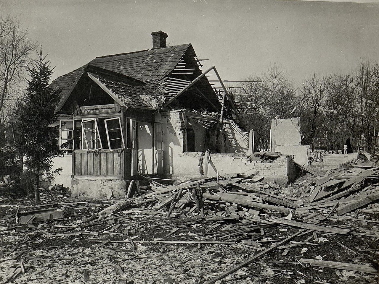 Wirkung einer russischen Fliegerbombe, abgeworfen in unmittelbarer Nähe des Reservespitals in BUCZACZ, am 19.II.1916…