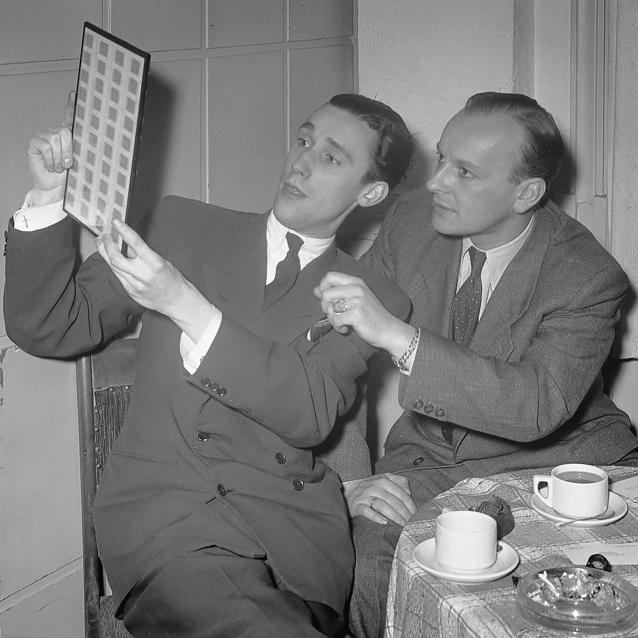 H.W. Kolm Veltee (Oostenrijkse filmregisseur) rechts en links Paul Huf 14 maart 1951