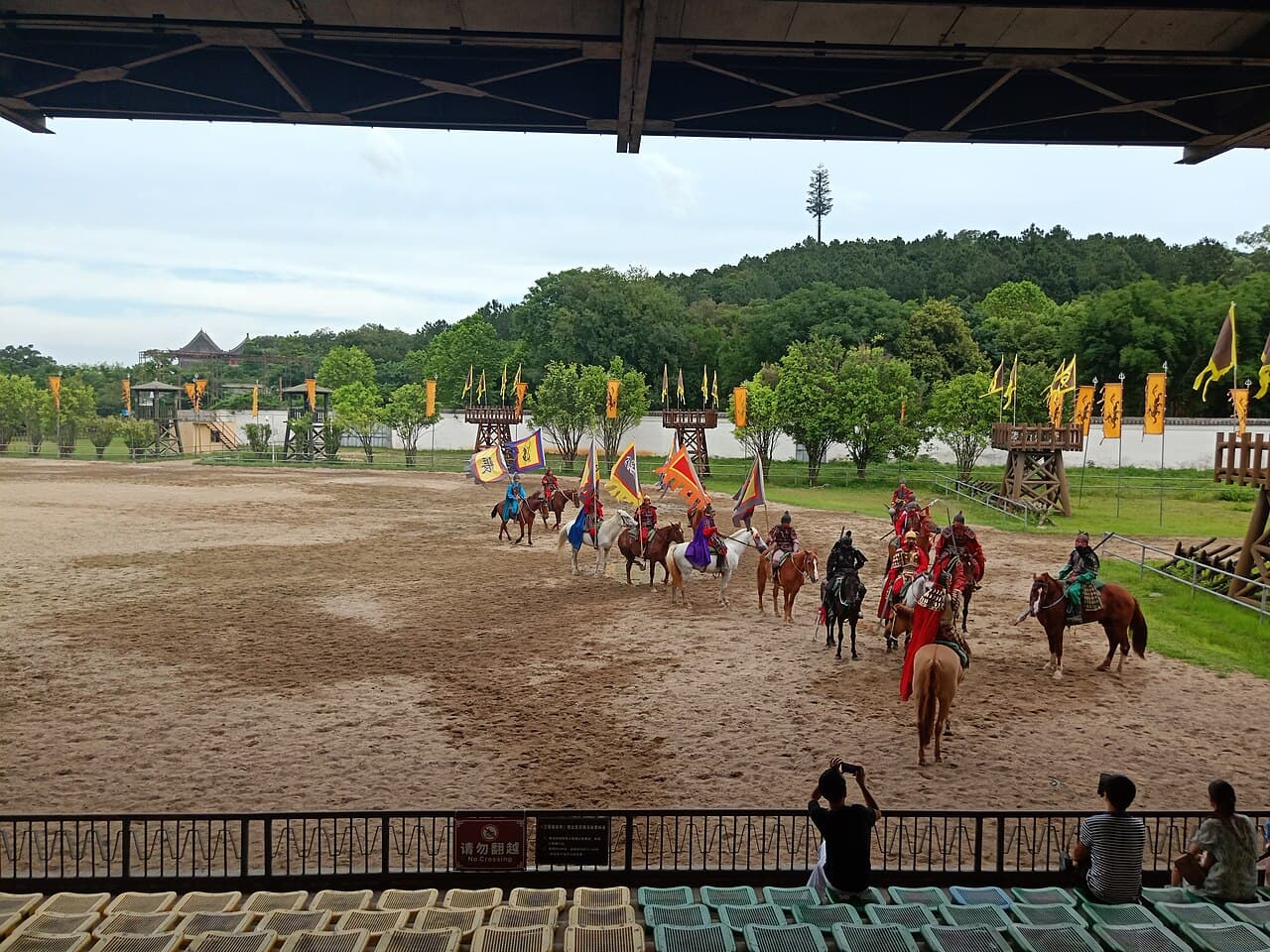 南海影視城入面,喺馬戰場入面搞嘅三英戰呂布場騷。