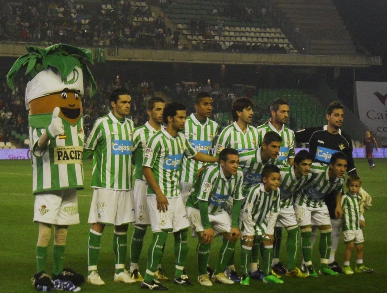 Alineación titular del Real Betis que derrotó por 3-1 al FC Barcelona en 1/4 de la Copa del Rey, temporada 2010-2011.…